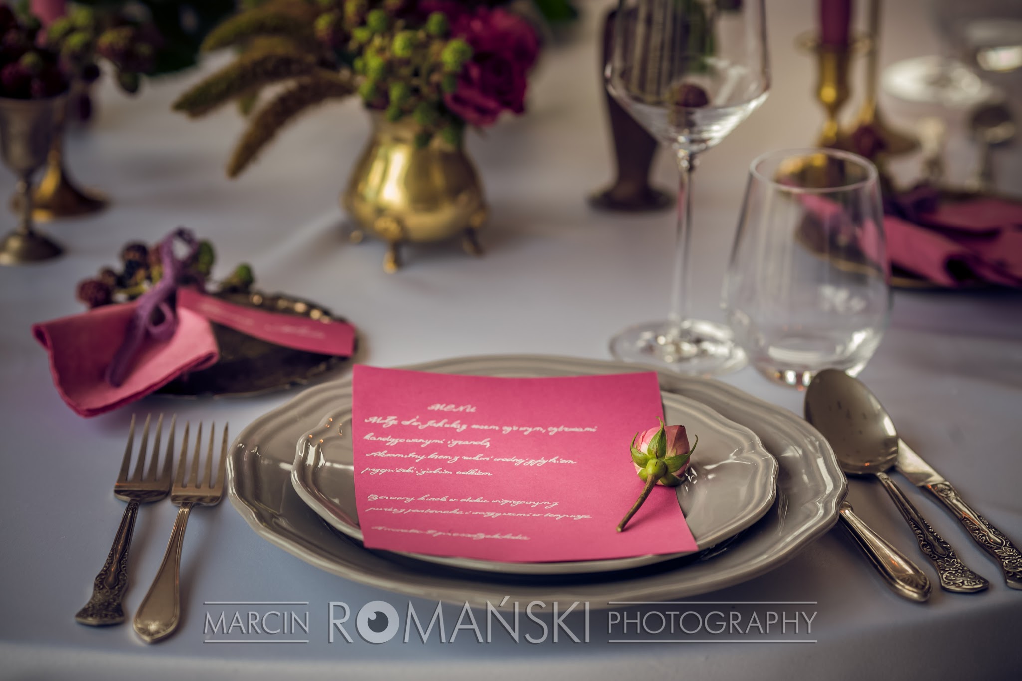 Różowe ozdoby stołów weselnych