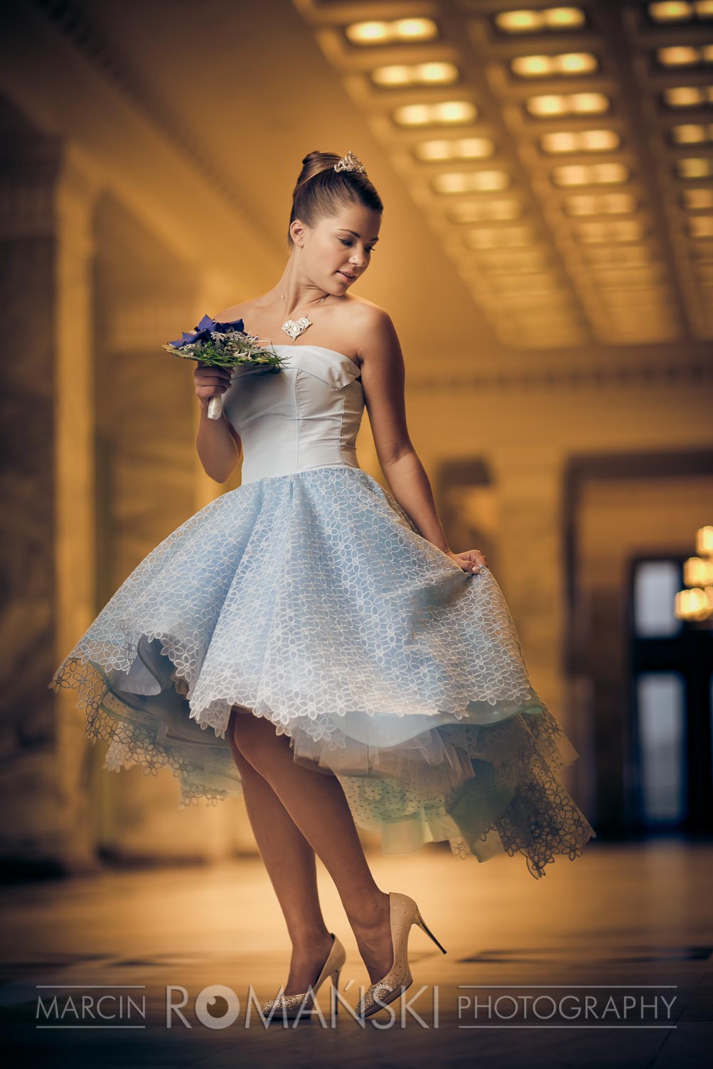 Krótka suknia ślubna w stylizacji "Kopciuszek"