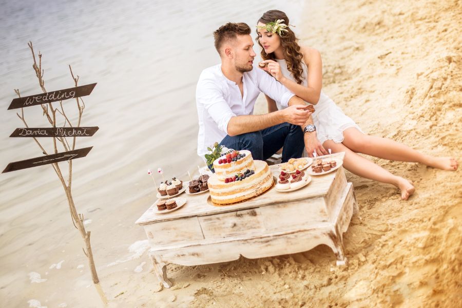 Dekoracje słodkiego stołu ślubne na plaży