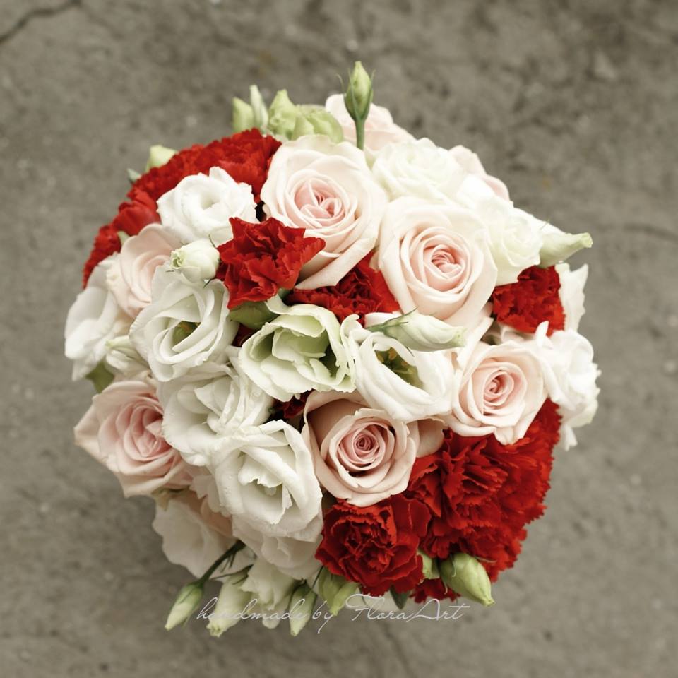 Czerwono - biały bukiet ślubny z goździkami i różami.
