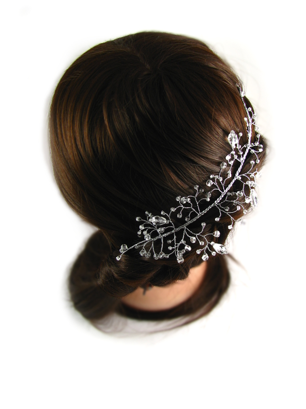 Romantyczna fryzura ślubna ozdobiona gałązką z kryształkami Airy