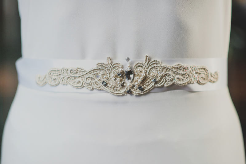 Złoty pas na suknię ślubną z kryształami Swarovski i perłami.