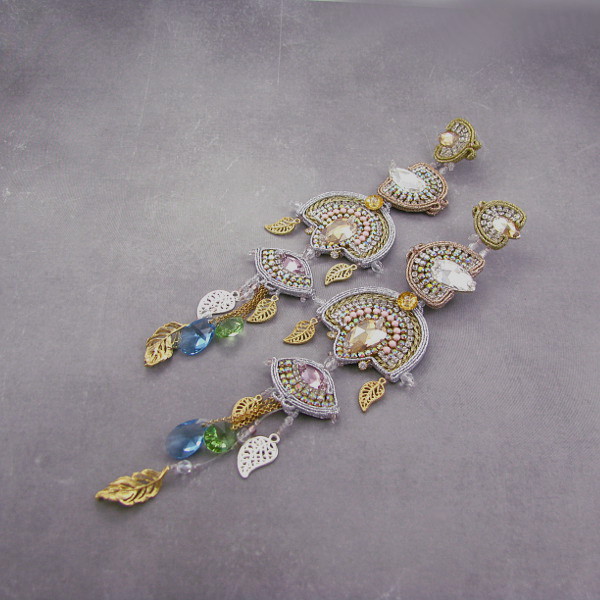 Złote, luksusowe, wieczorowe kolczyki z kryształami Swarovski elements.