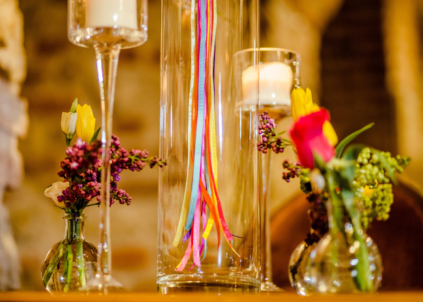 Kolorowe wstążki na stołach weselnych.