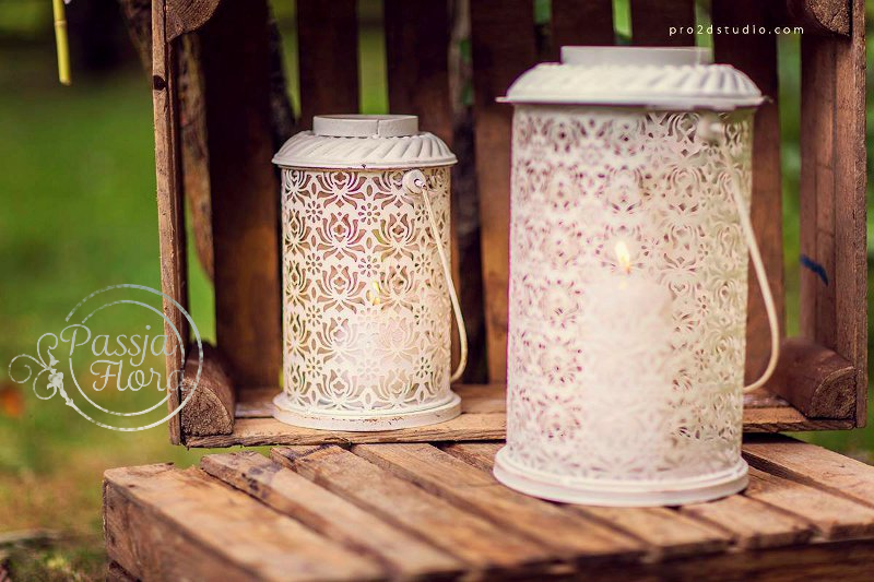 Ażurowe lampiony na ślubie w plenerze.