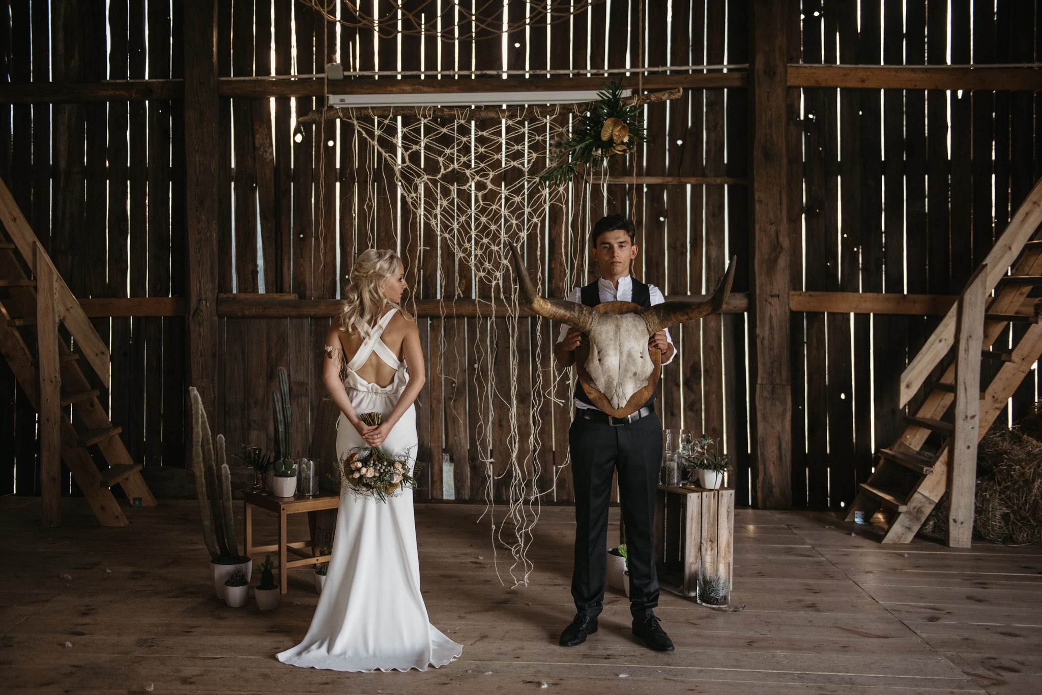 Sesja ślubna w stodole.