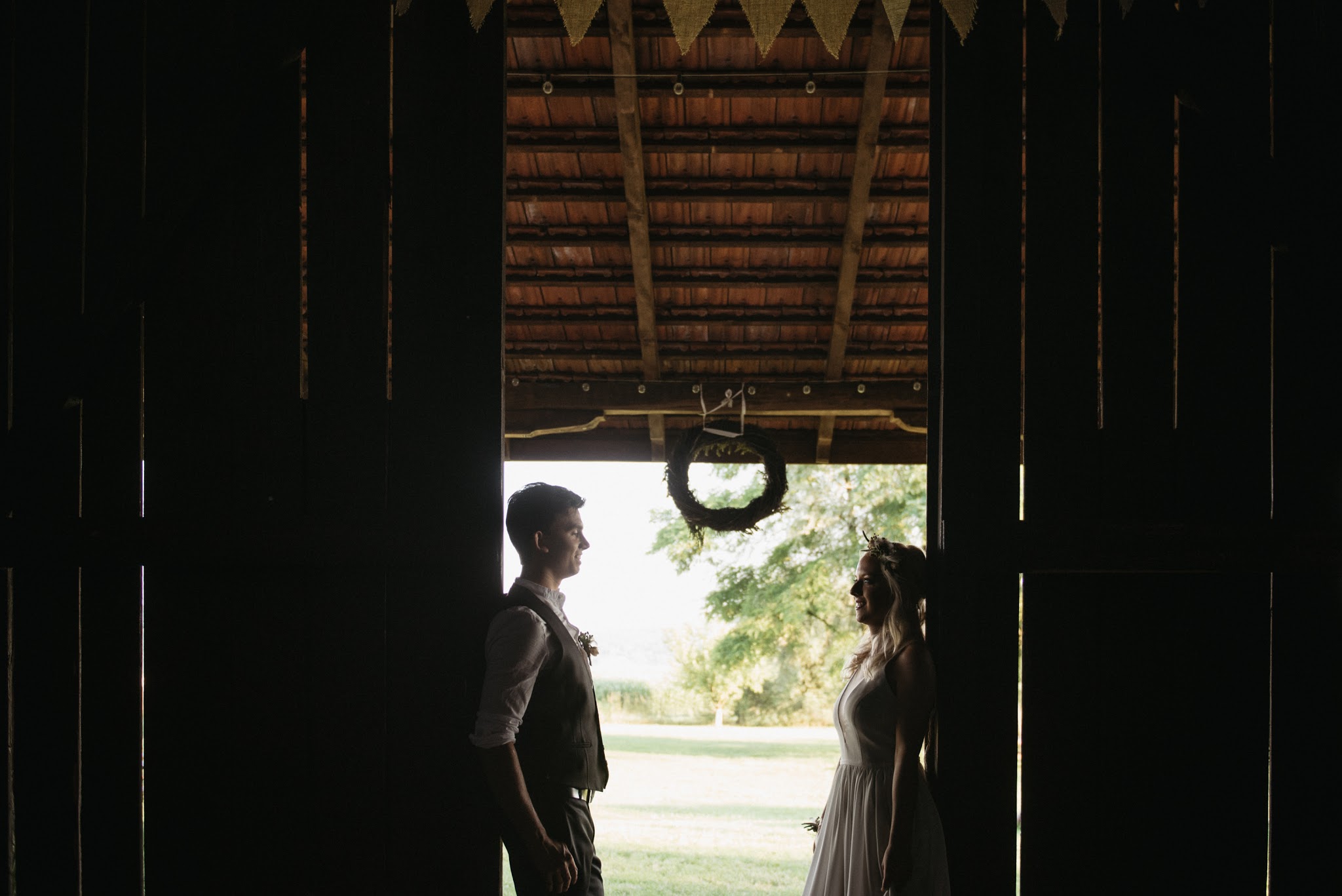 Zdjęcia ślubne w stodole.