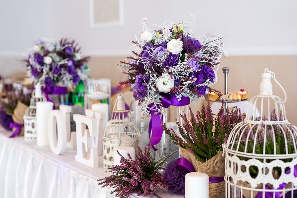 Fiolet w dekoracjach weselnych
