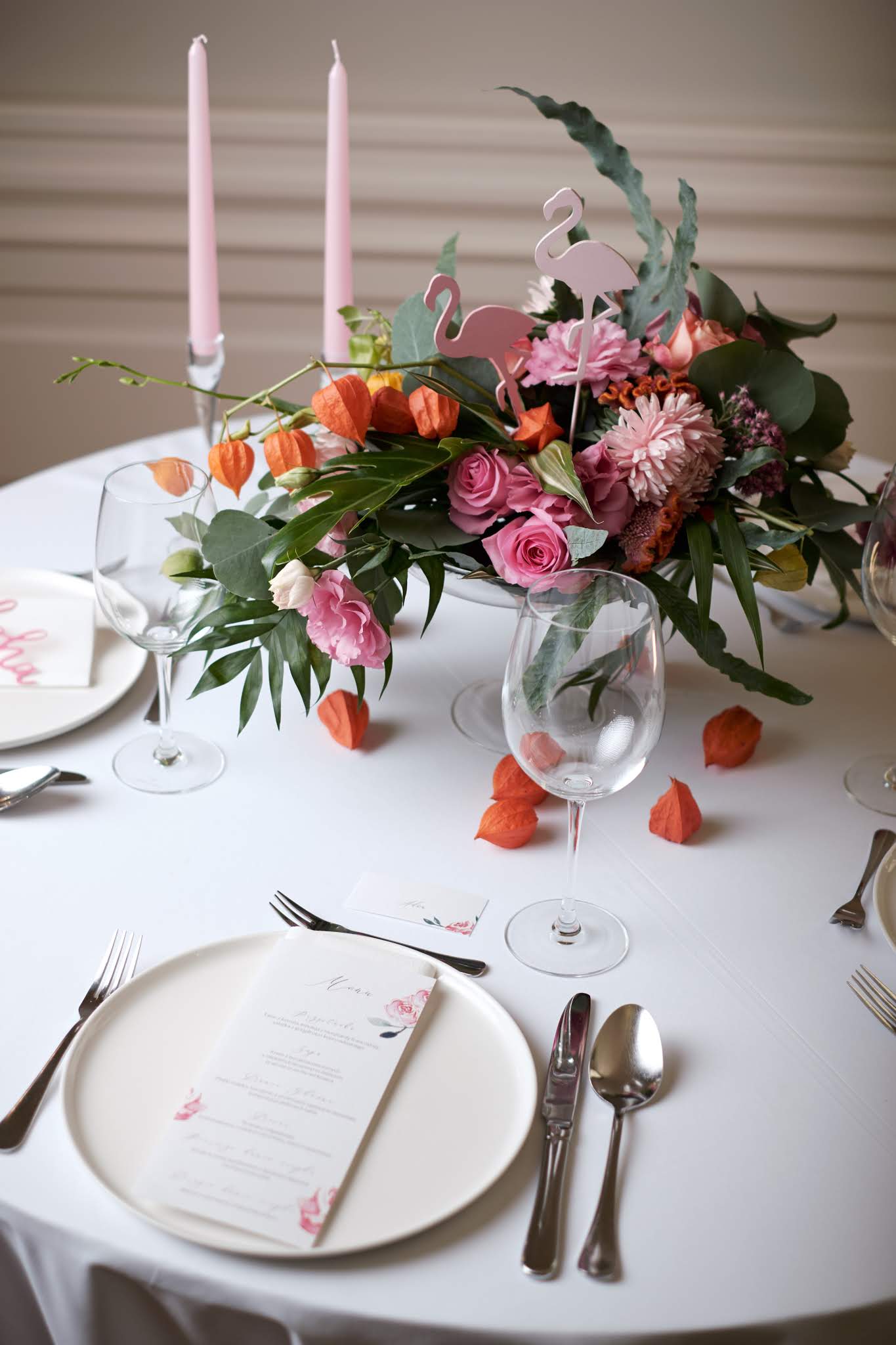Flamingowy róż na stołach weselncyh.