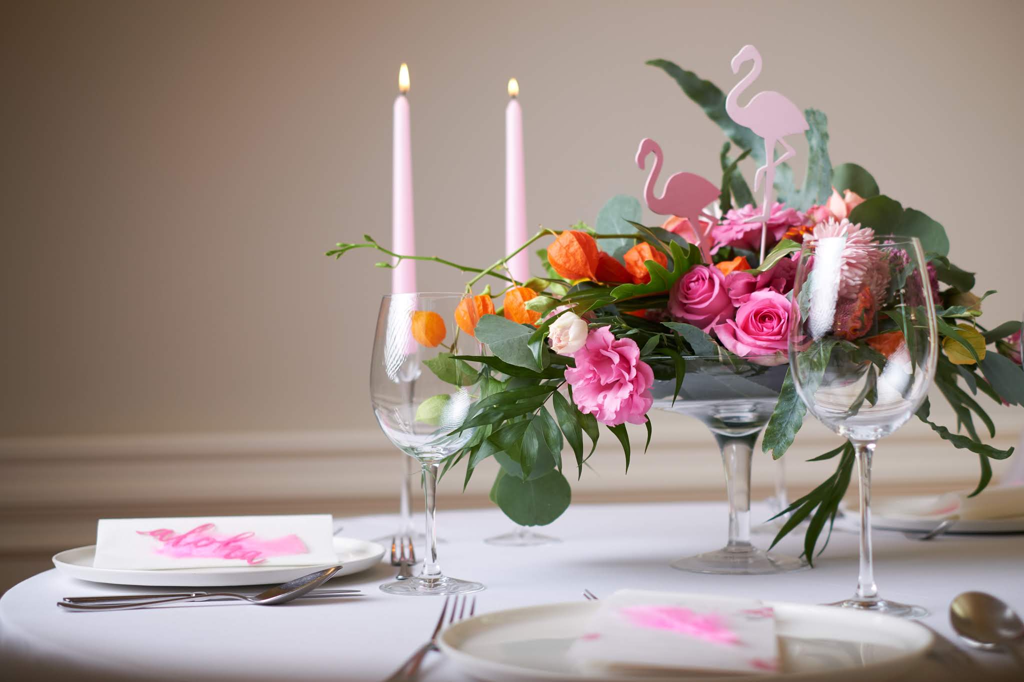 Różowe akcenty na stołach weselnych.